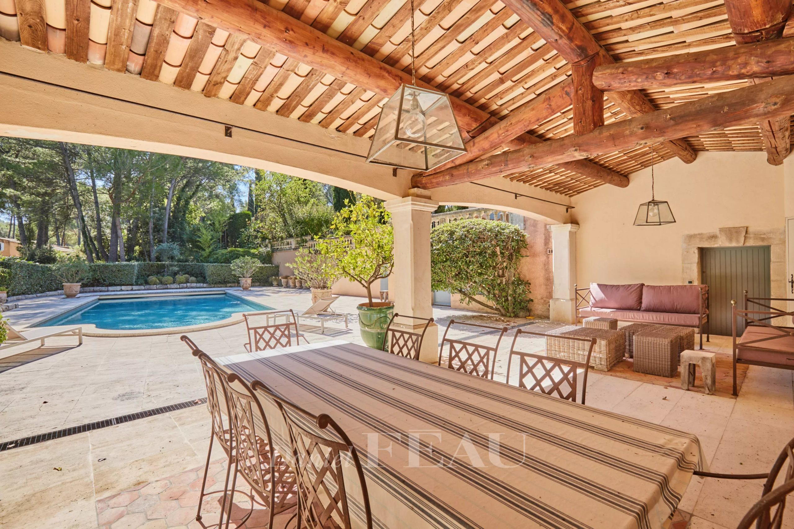 Terrasse couverte avec piscine et mobilier extérieur à Saint-Rémy-de-Provence