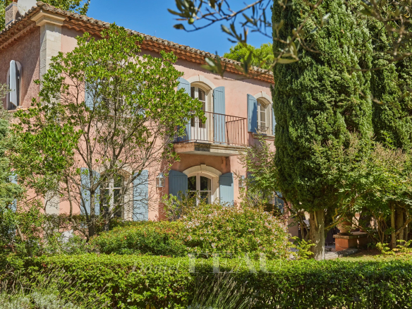 Maison d'architecte rénovée avec jardin paysager à Saint-Rémy-de-Provence.