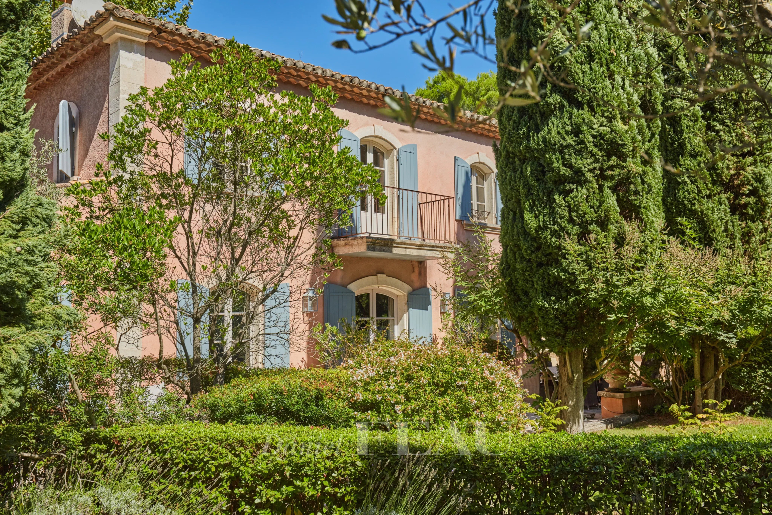 Maison d'architecte rénovée avec jardin paysager à Saint-Rémy-de-Provence.