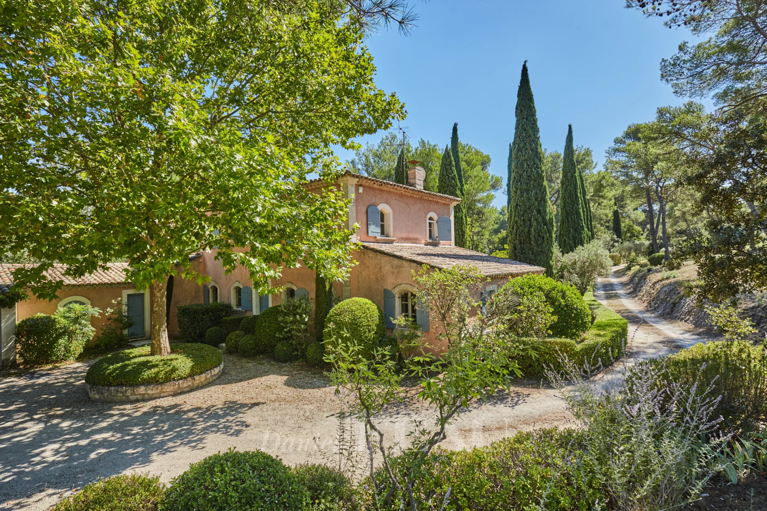Maison d'architecte entourée de verdure à Saint-Rémy-de-Provence, avec un jardin paysager.