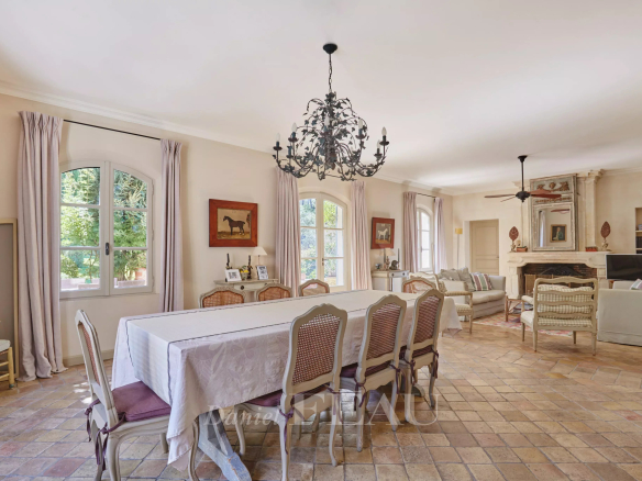 Intérieur d'une maison d'architecte à Saint-Rémy-de-Provence avec salle à manger et salon.