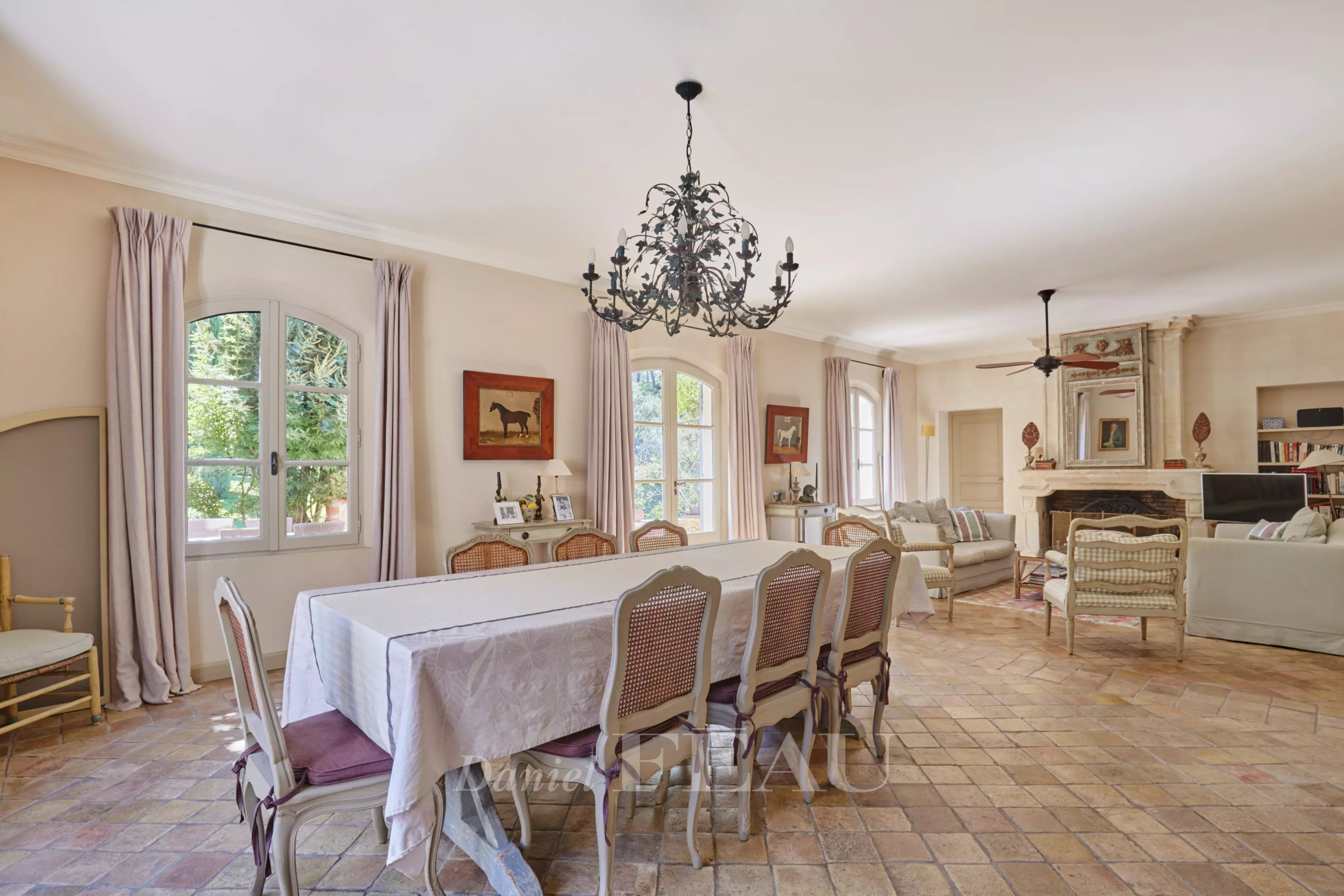 Intérieur d'une maison d'architecte à Saint-Rémy-de-Provence avec salle à manger et salon.