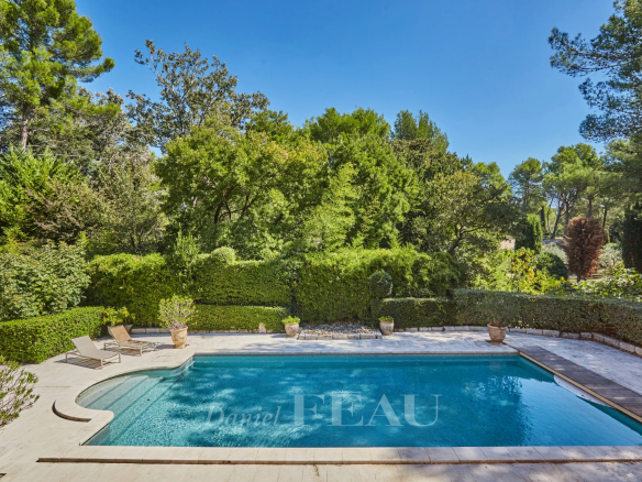 Piscine entourée de verdure dans une maison d'architecte à Saint-Rémy-de-Provence.