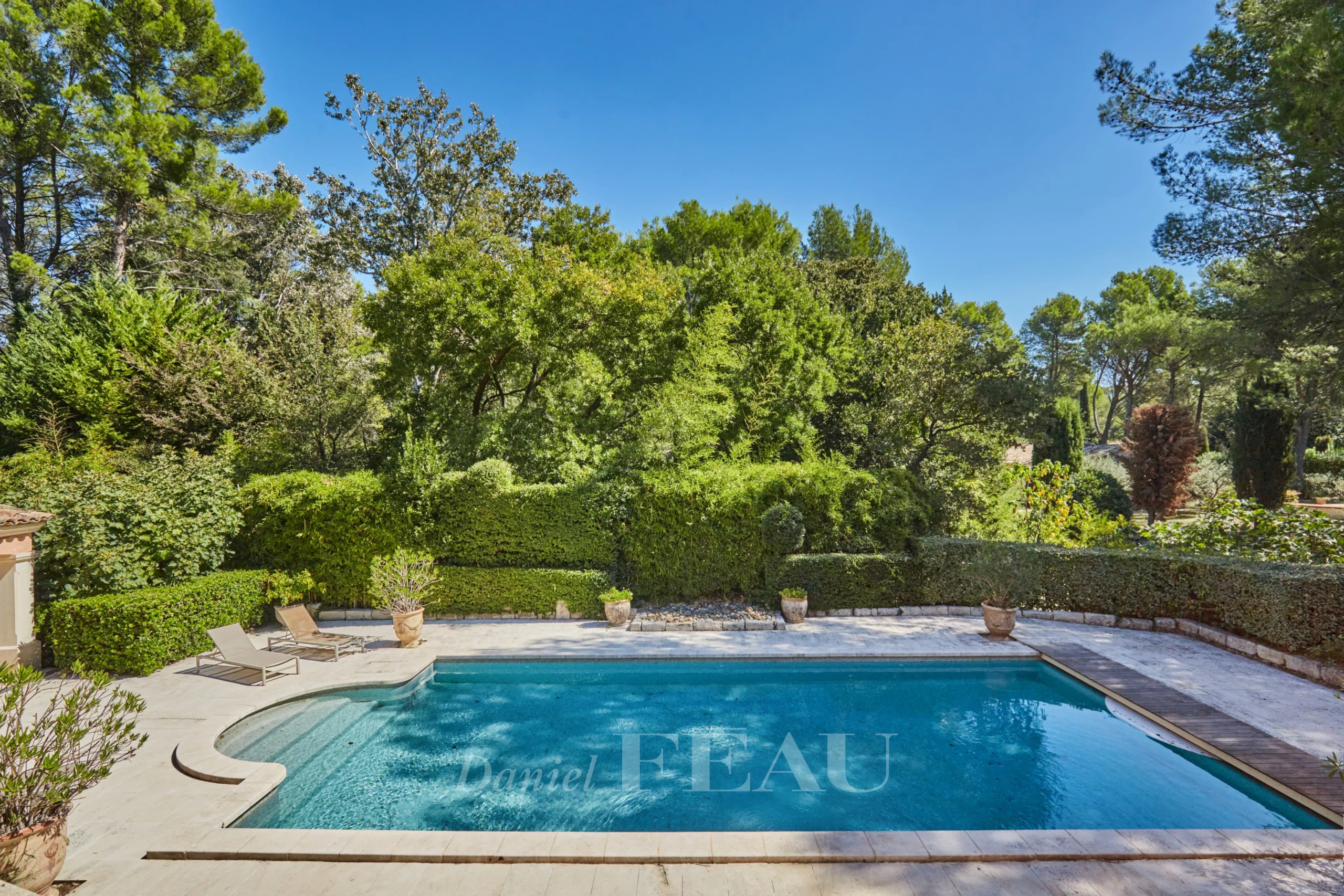 Piscine entourée de verdure dans une maison d'architecte à Saint-Rémy-de-Provence.