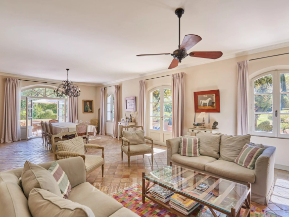 Intérieur d'une maison d'architecte à Saint-Rémy-de-Provence avec salon lumineux et vue sur le jardin.