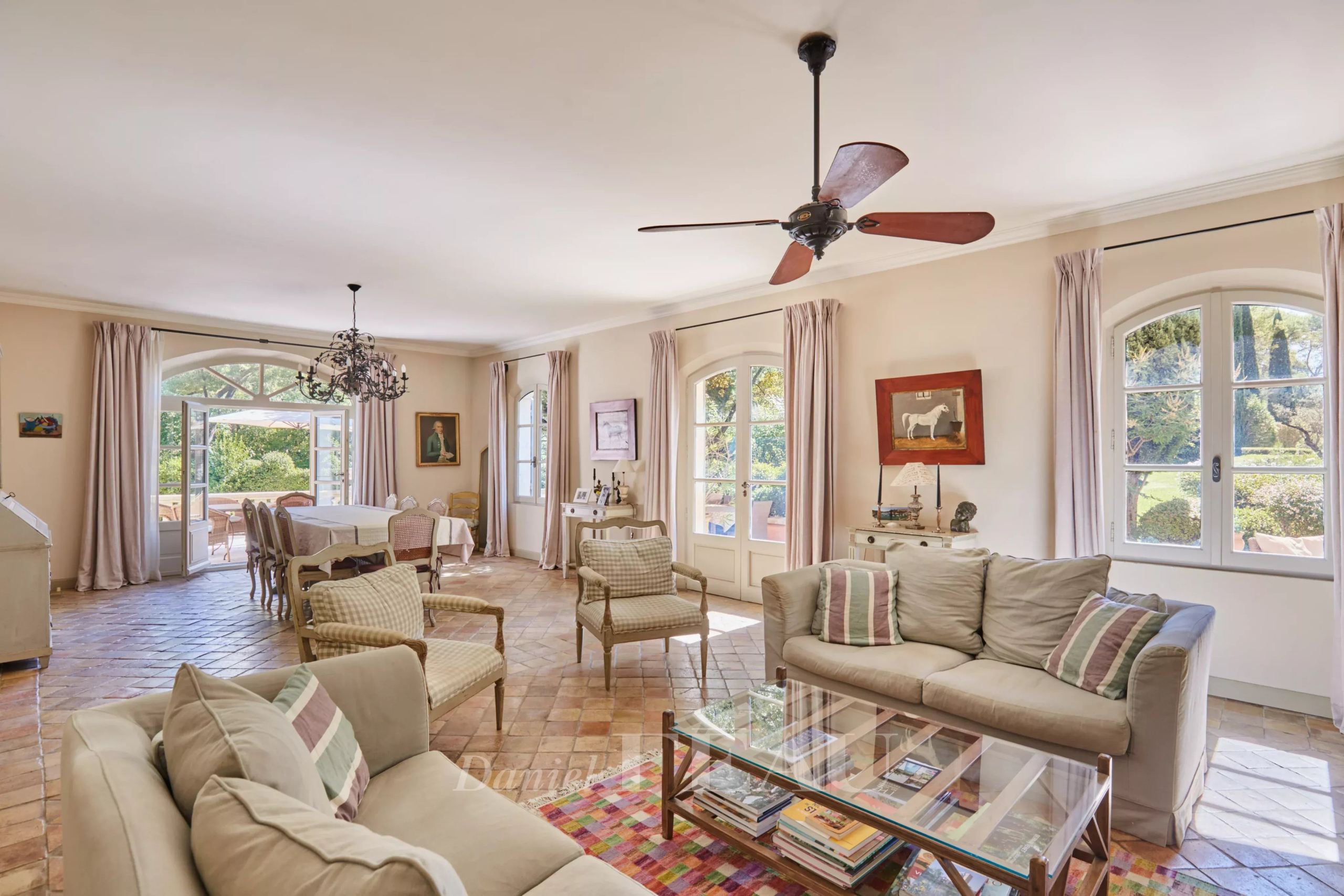 Intérieur d'une maison d'architecte à Saint-Rémy-de-Provence avec salon lumineux et vue sur le jardin.