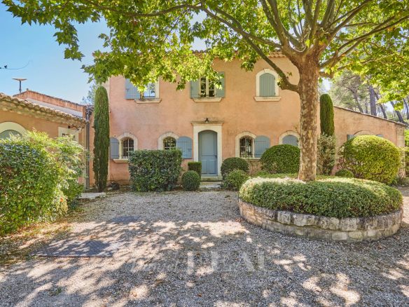 Maison d'architecte en pierre avec jardin paysager à Saint-Rémy-de-Provence.