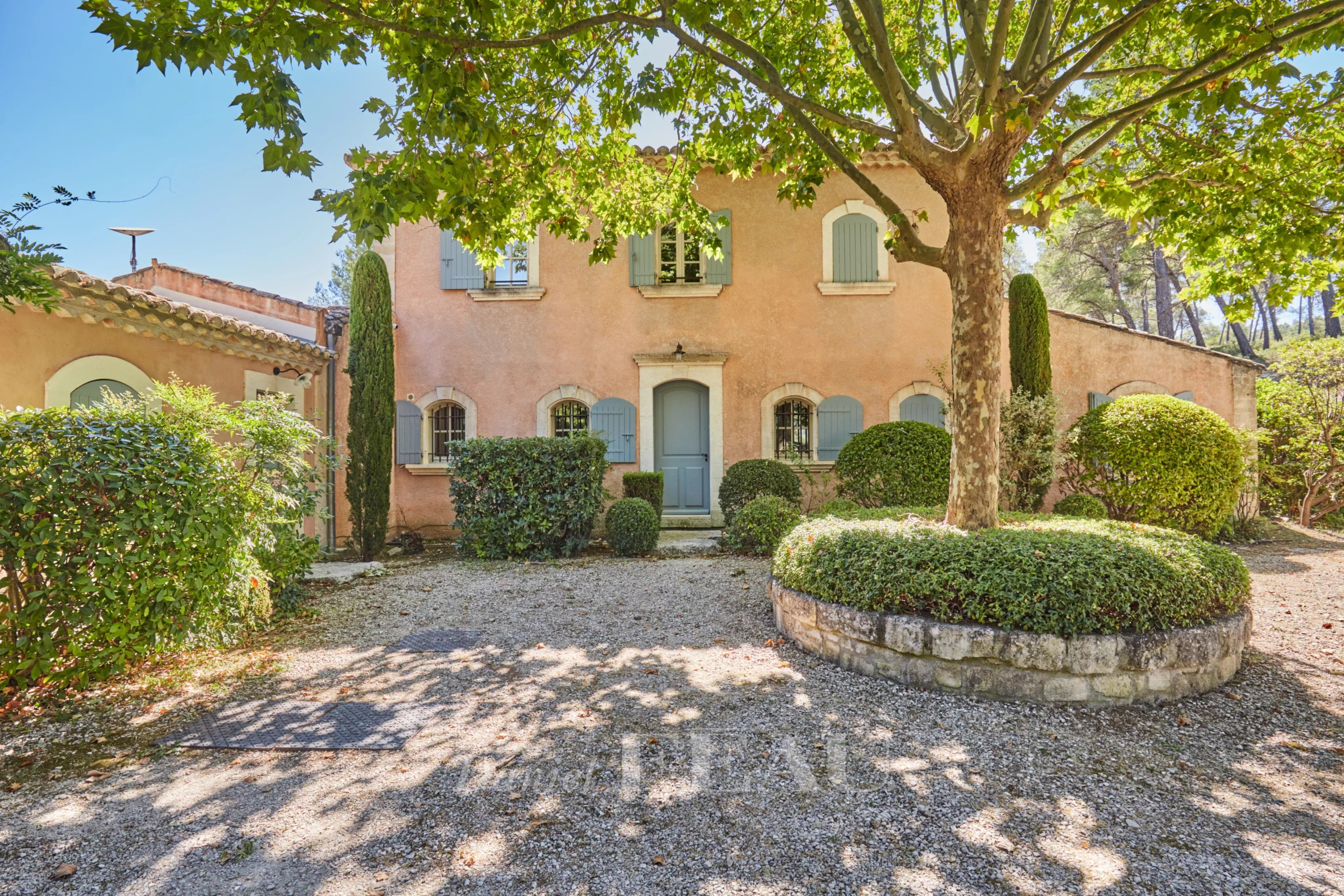 Maison d'architecte en pierre avec jardin paysager à Saint-Rémy-de-Provence.