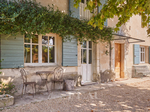Ancienne ferme provençale avec poutres apparentes et jardin, située près des Taillades, Cavaillon.