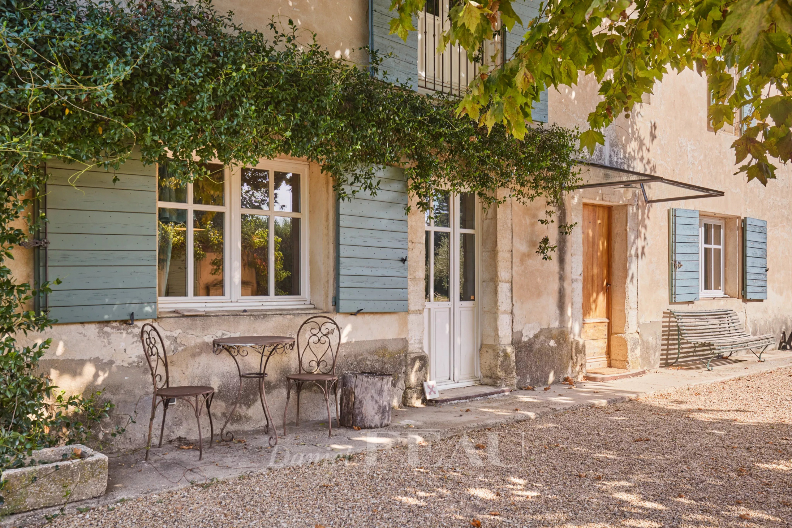 Ancienne ferme provençale avec poutres apparentes et jardin, située près des Taillades, Cavaillon.
