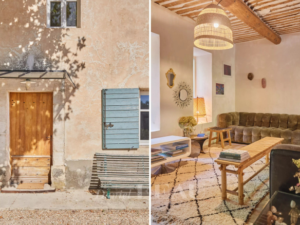 Entrée d'une ferme provençale avec porte en bois et volets bleus, et un intérieur chaleureux avec canapé et table en bois.