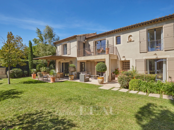 Maison avec jardin à Eygalières, vue sur l'extérieur et la verdure environnante.