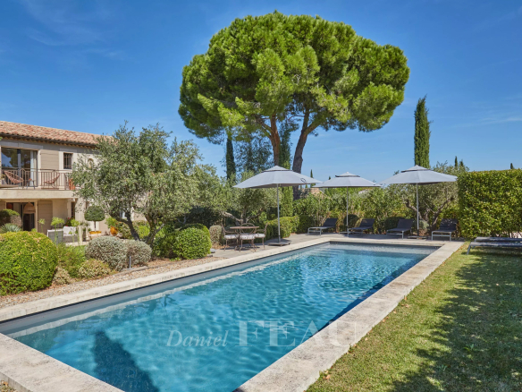 Maison avec piscine entourée de verdure à Eygalières, Provence.