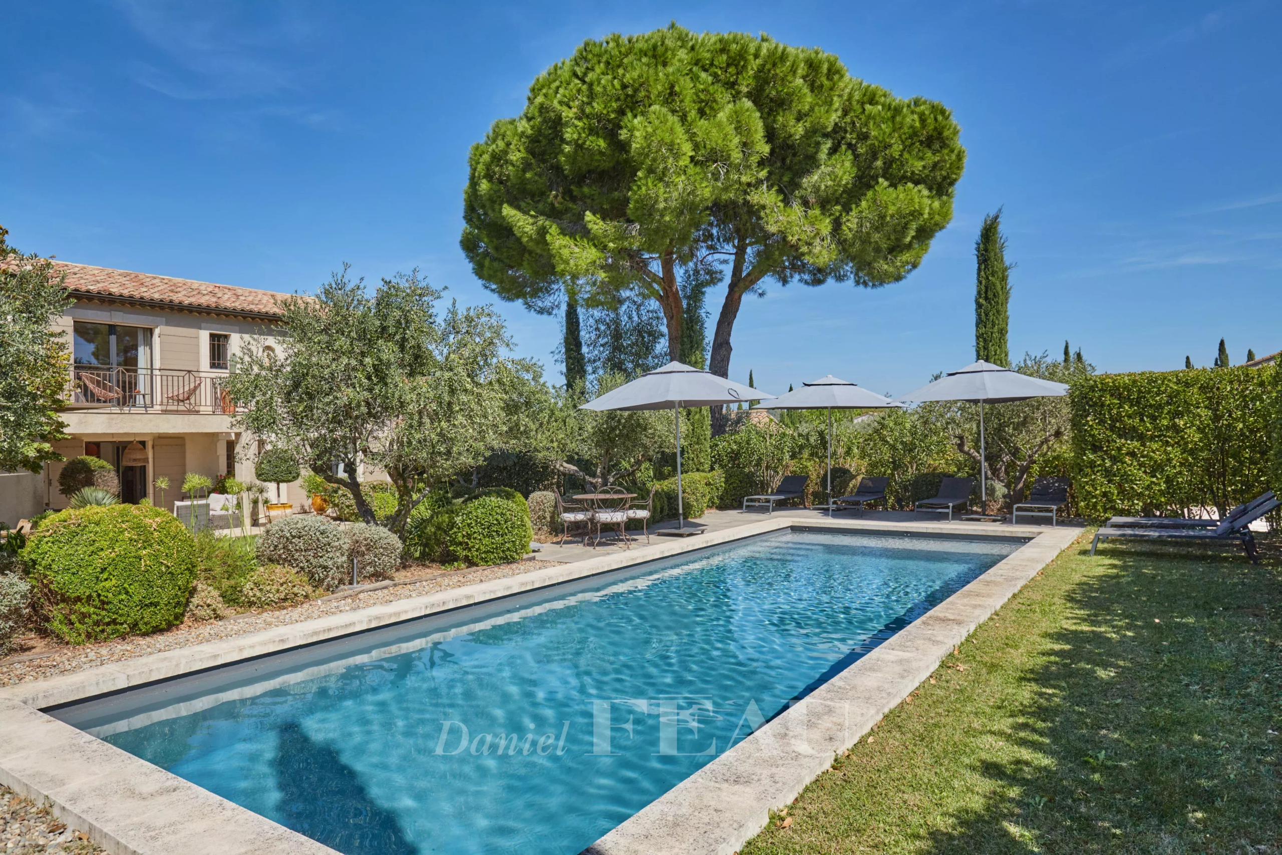 Maison à Eygalières Maison avec piscine entourée de verdure à Eygalières, Provence.