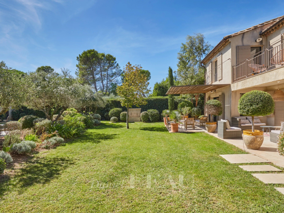 Maison avec jardin à Eygalières, Provence, entourée d'arbres et de verdure.