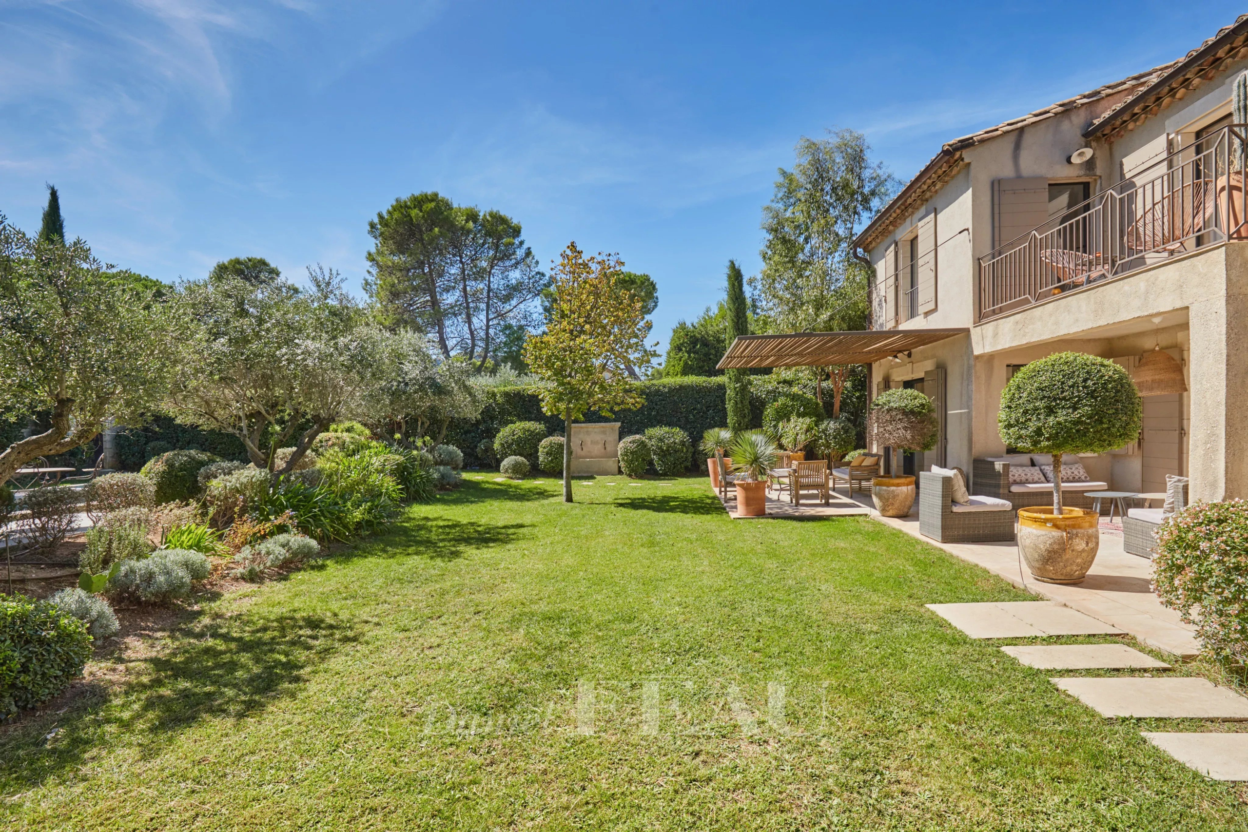 Maison à Eygalières Maison avec jardin à Eygalières, Provence, entourée d'arbres et de verdure.