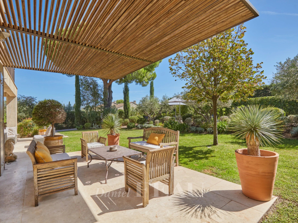 Terrasse en bois avec mobilier de jardin dans un jardin à Eygalières