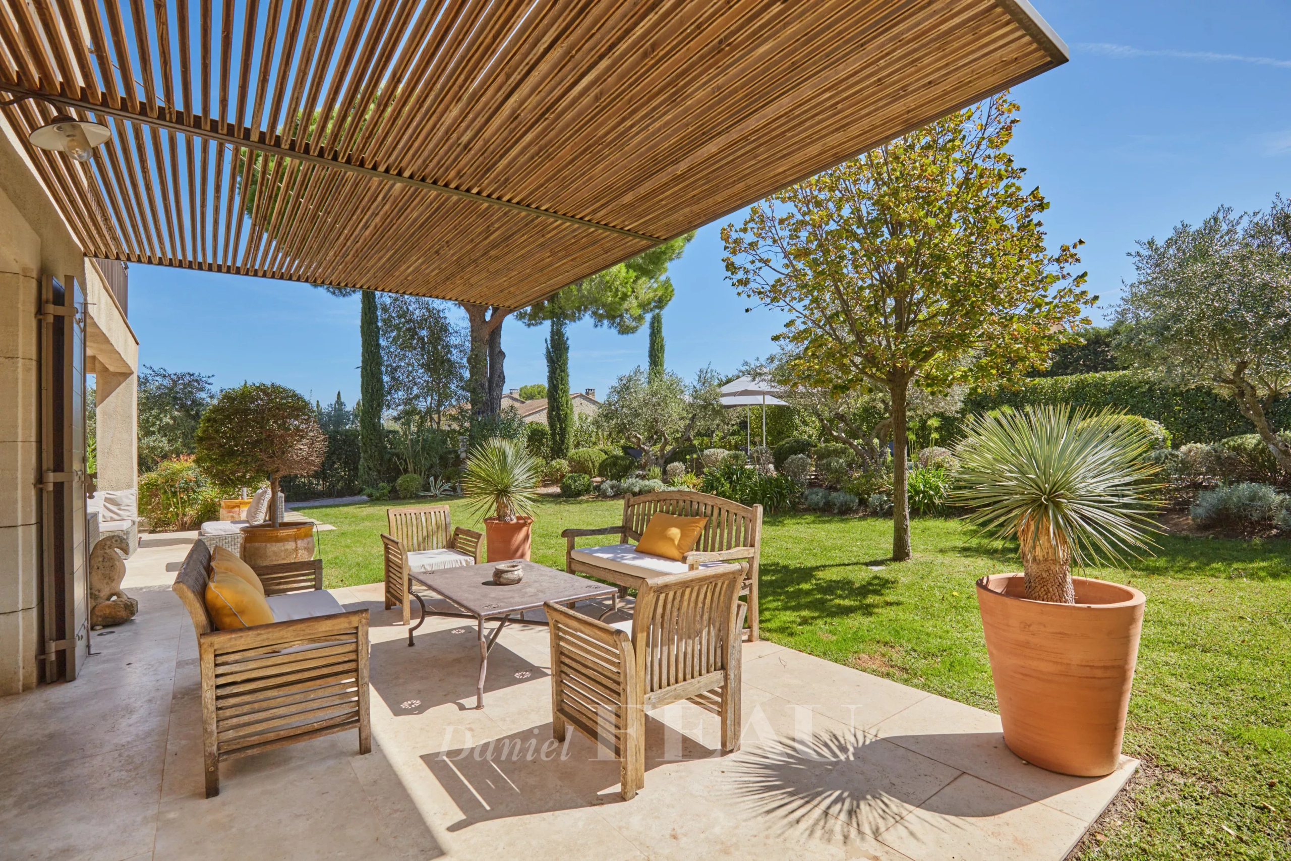 Terrasse d’une maison à Eygalières Terrasse en bois avec mobilier de jardin dans un jardin à Eygalières