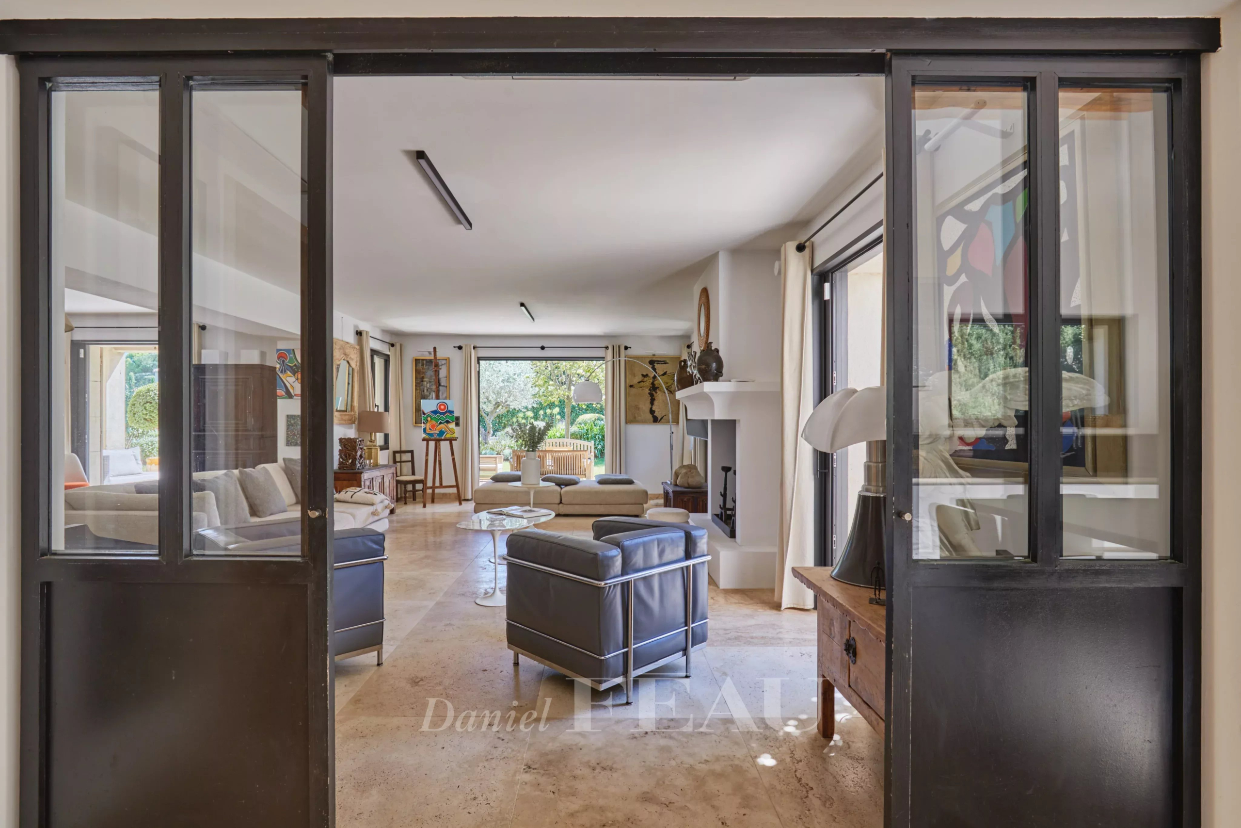 Intérieur d’une maison à Eygalières Intérieur d'une maison à Eygalières avec salon lumineux et accès au jardin.