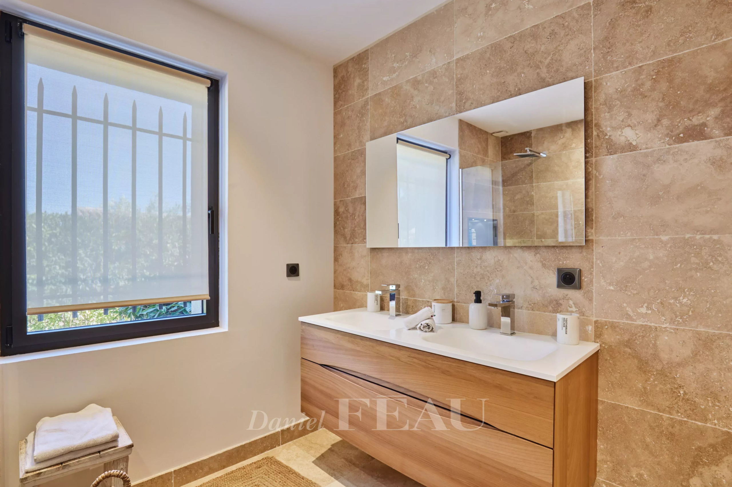 Salle de bain contemporaine à Eygalières Salle de bain moderne avec meuble en bois, miroir et douche, lumière naturelle à Eygalières.