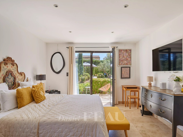 Chambre d'une maison à Eygalières avec accès à un jardin.