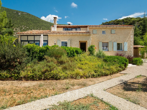 Villa restaurée avec jardin paysager à Rustrel, vue sur le Colorado Provençal.