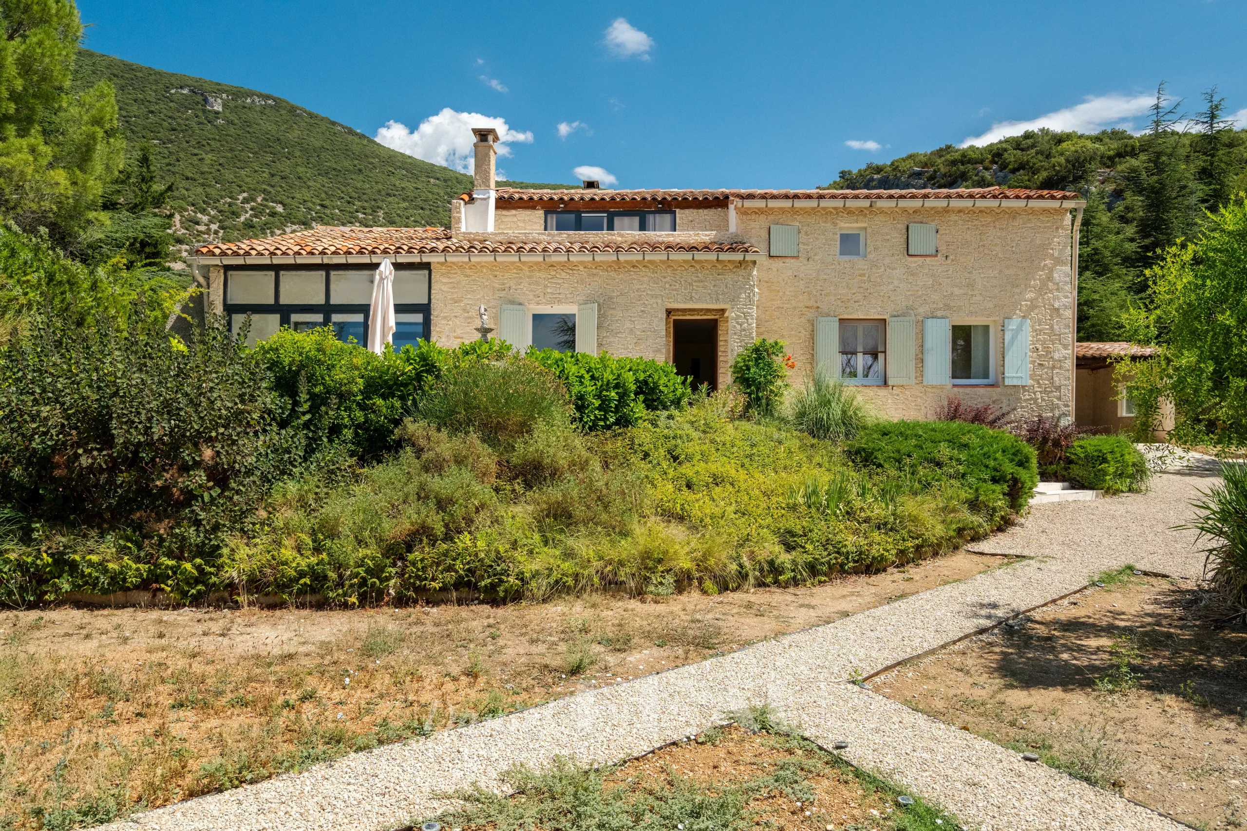 Villa restaurée avec jardin paysager à Rustrel, vue sur le Colorado Provençal.