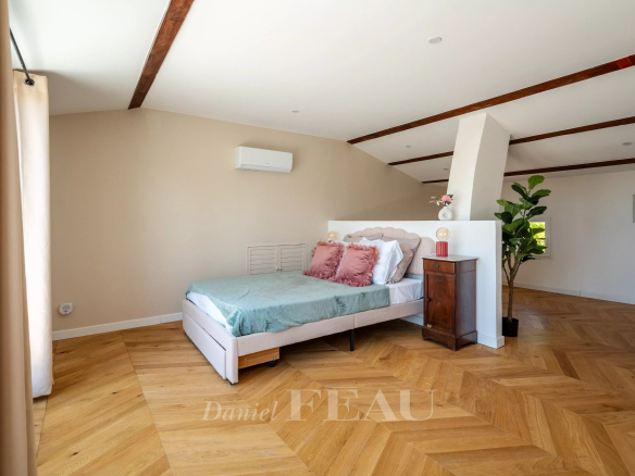 Chambre d'une villa à Rustrel avec parquet en bois et décoration moderne.