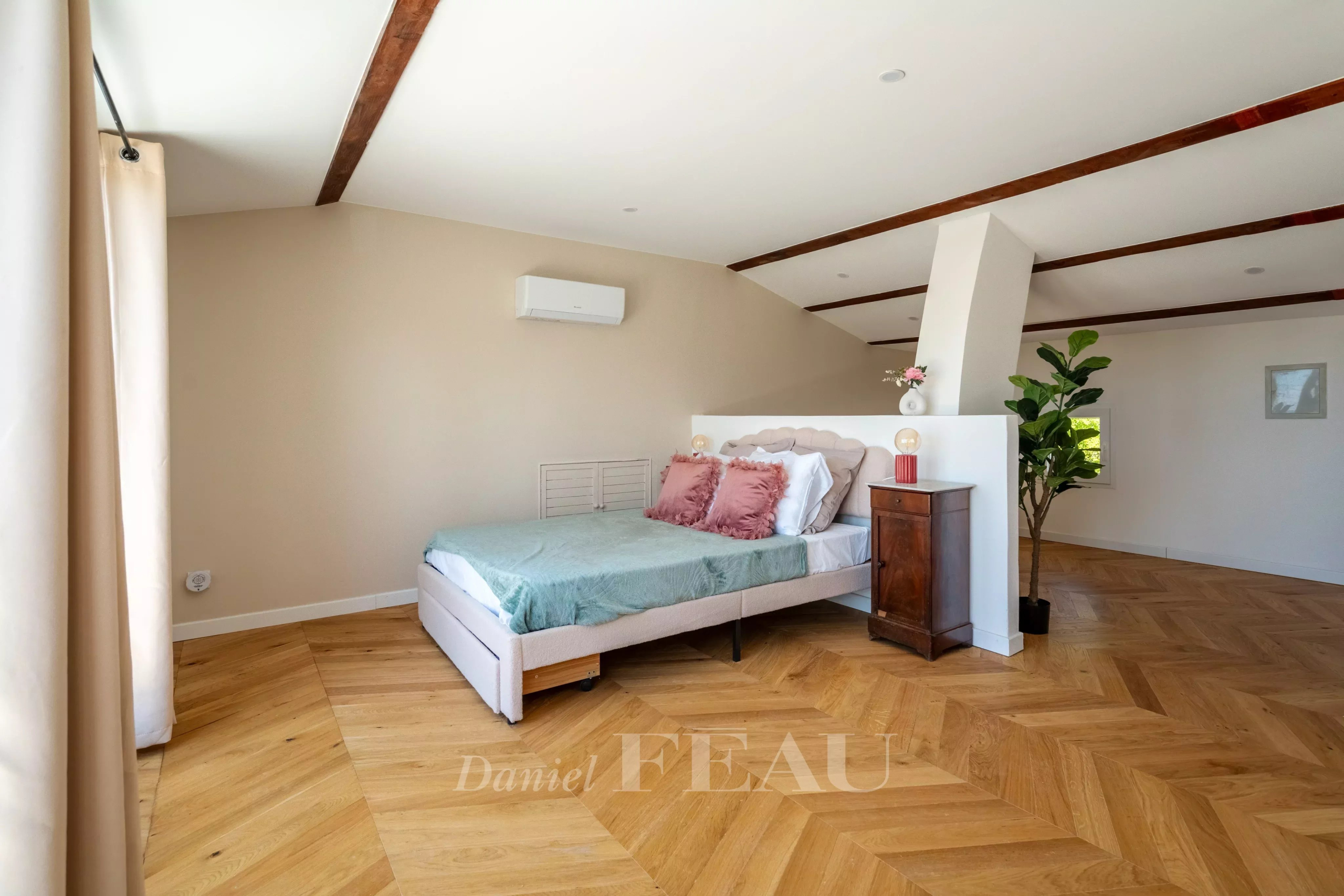 Chambre d'une villa à Rustrel avec parquet en bois et décoration moderne.