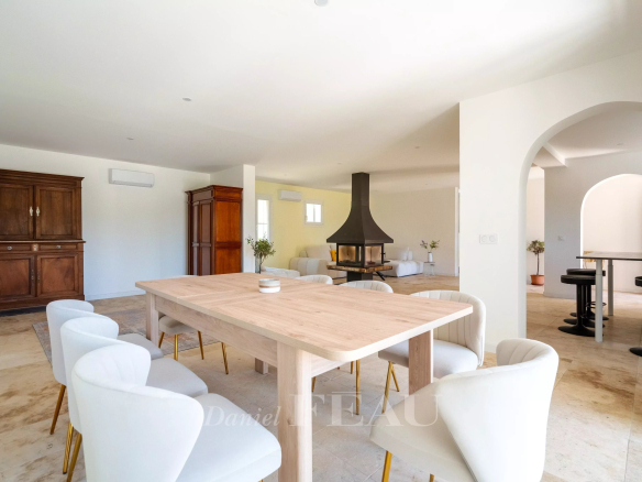 Intérieur d'une villa moderne avec une salle à manger et un coin salon.