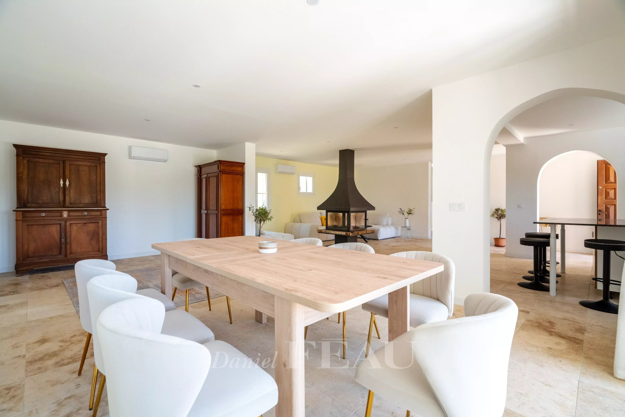 Intérieur d'une villa moderne avec une salle à manger et un coin salon.