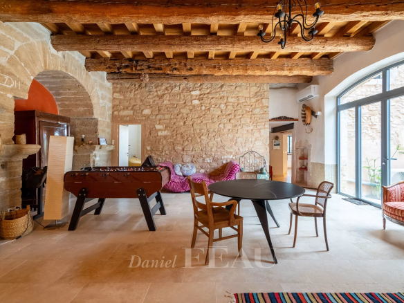 Intérieur d'un mas du XVIIIème siècle rénové, avec des murs en pierre et un mobilier moderne.