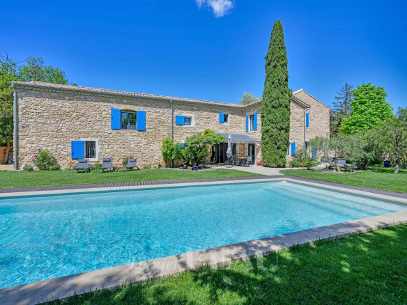 Mas du XVIIIème siècle rénové avec piscine à Avignon, entouré de verdure.