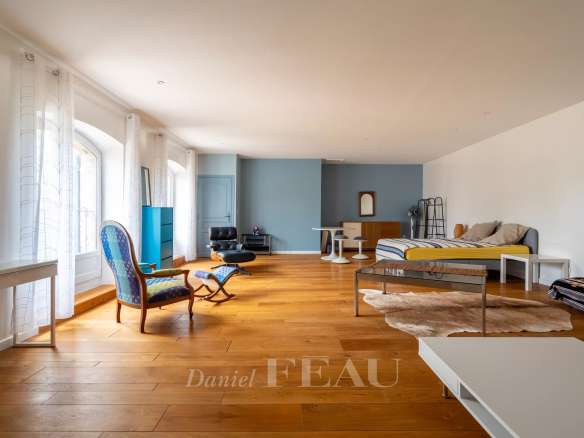 Intérieur d'un mas du XVIIIème siècle rénové à Avignon, avec un sol en bois et des meubles modernes.
