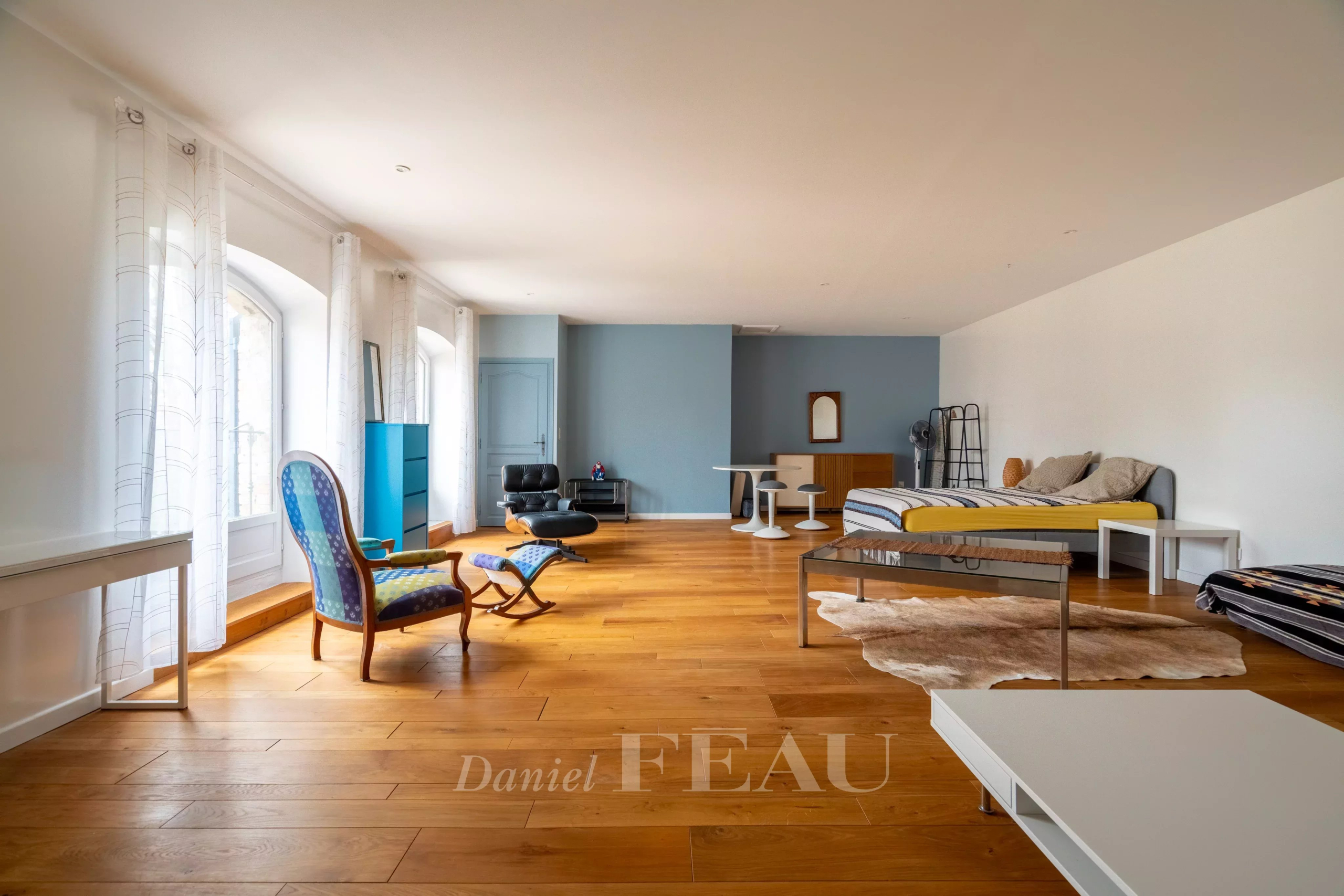 Intérieur d'un mas du XVIIIème siècle rénové à Avignon, avec un sol en bois et des meubles modernes.