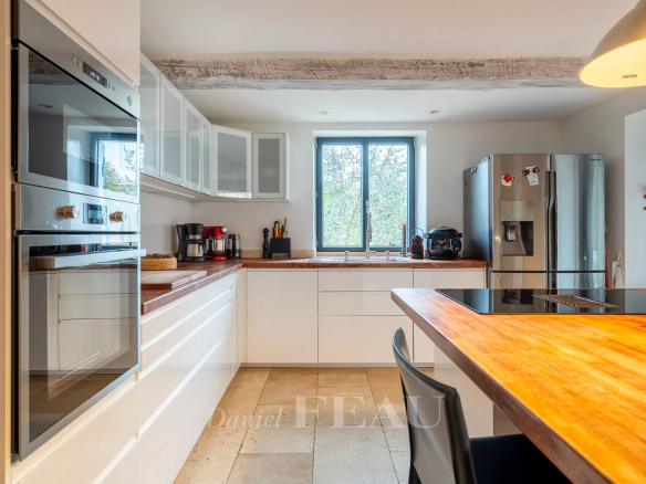 Cuisine moderne et lumineuse d'un mas rénové du XVIIIème siècle à Avignon.