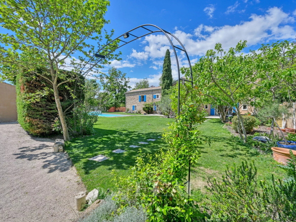 Mas du XVIIIème siècle rénové avec jardin et piscine à Avignon