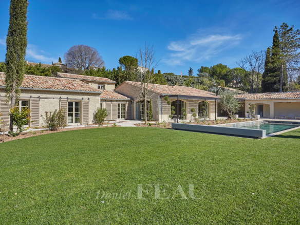 Renovated stone house with garden and swimming pool in Maussane-les-Alpilles