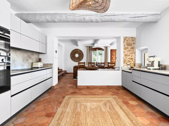 Cuisine moderne avec carrelage en terre cuite et éléments en bois.