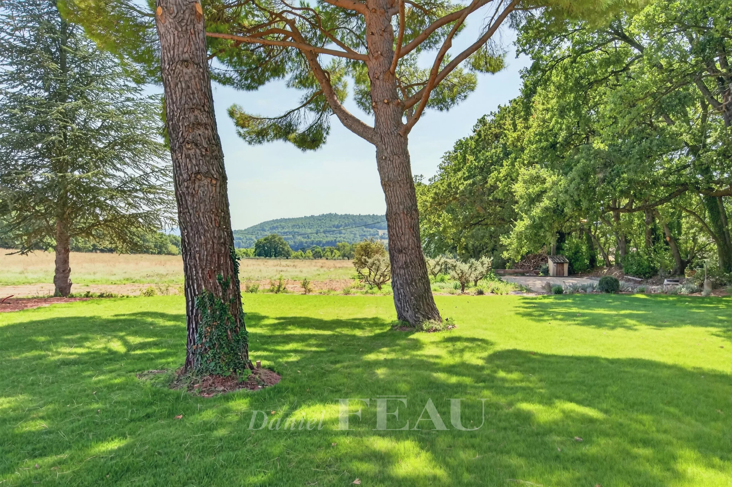 Propriété rénovée à Lourmarin Vaste jardin avec des arbres et une vue sur les collines du Luberon à Lourmarin.