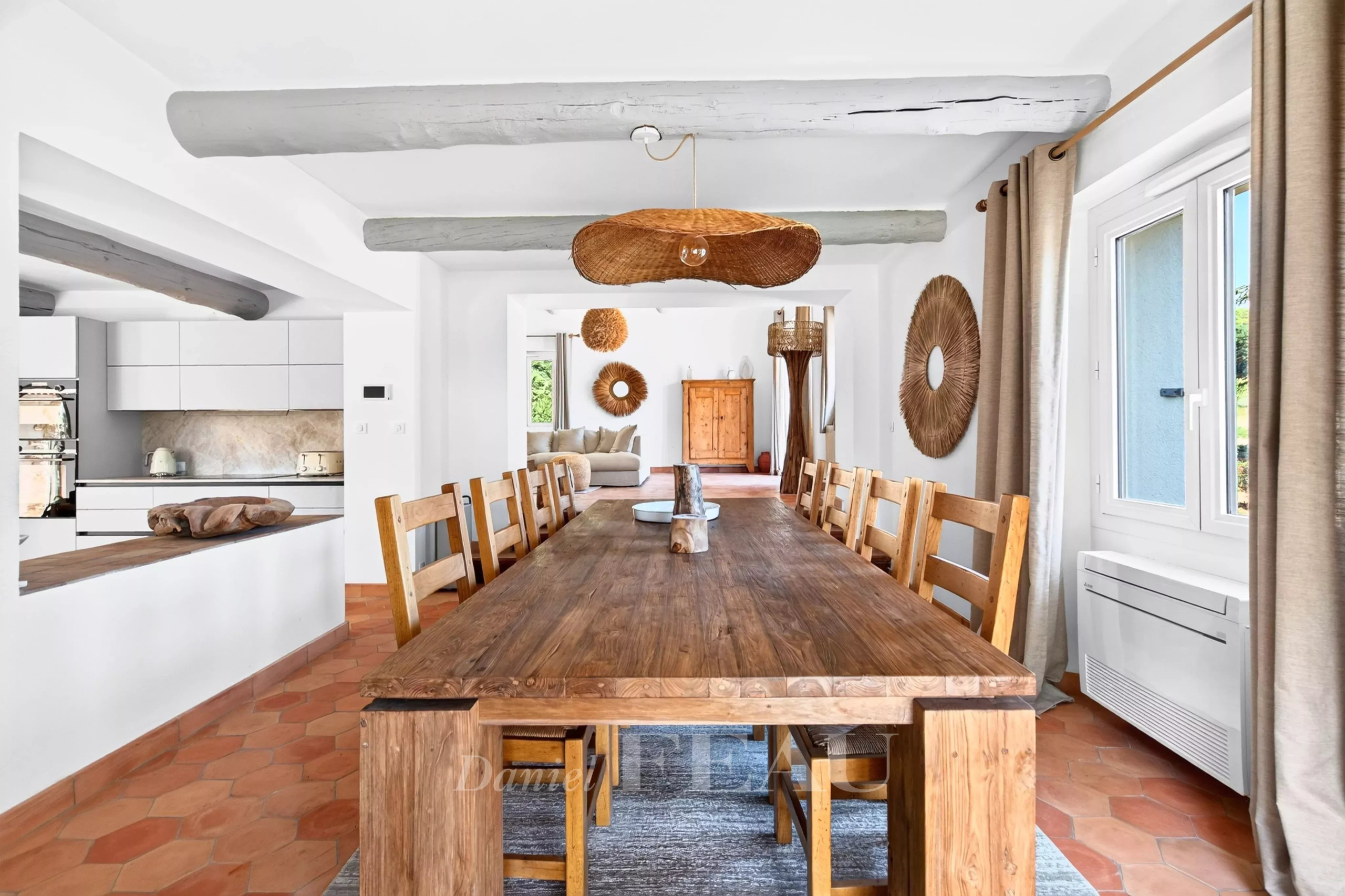 Salle à manger de la propriété à Lourmarin Salle à manger avec grande table en bois et décoration intérieure moderne.
