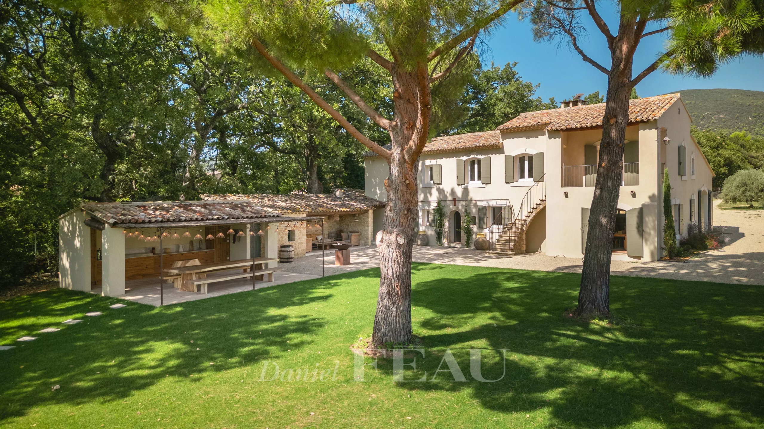 Propriété rénovée à Lourmarin Propriété rénovée avec jardin et terrasse à Lourmarin, entourée d'arbres.