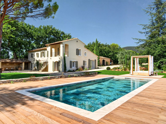 Propriété rénovée avec piscine sur 6 hectares à Lourmarin, entourée de verdure.