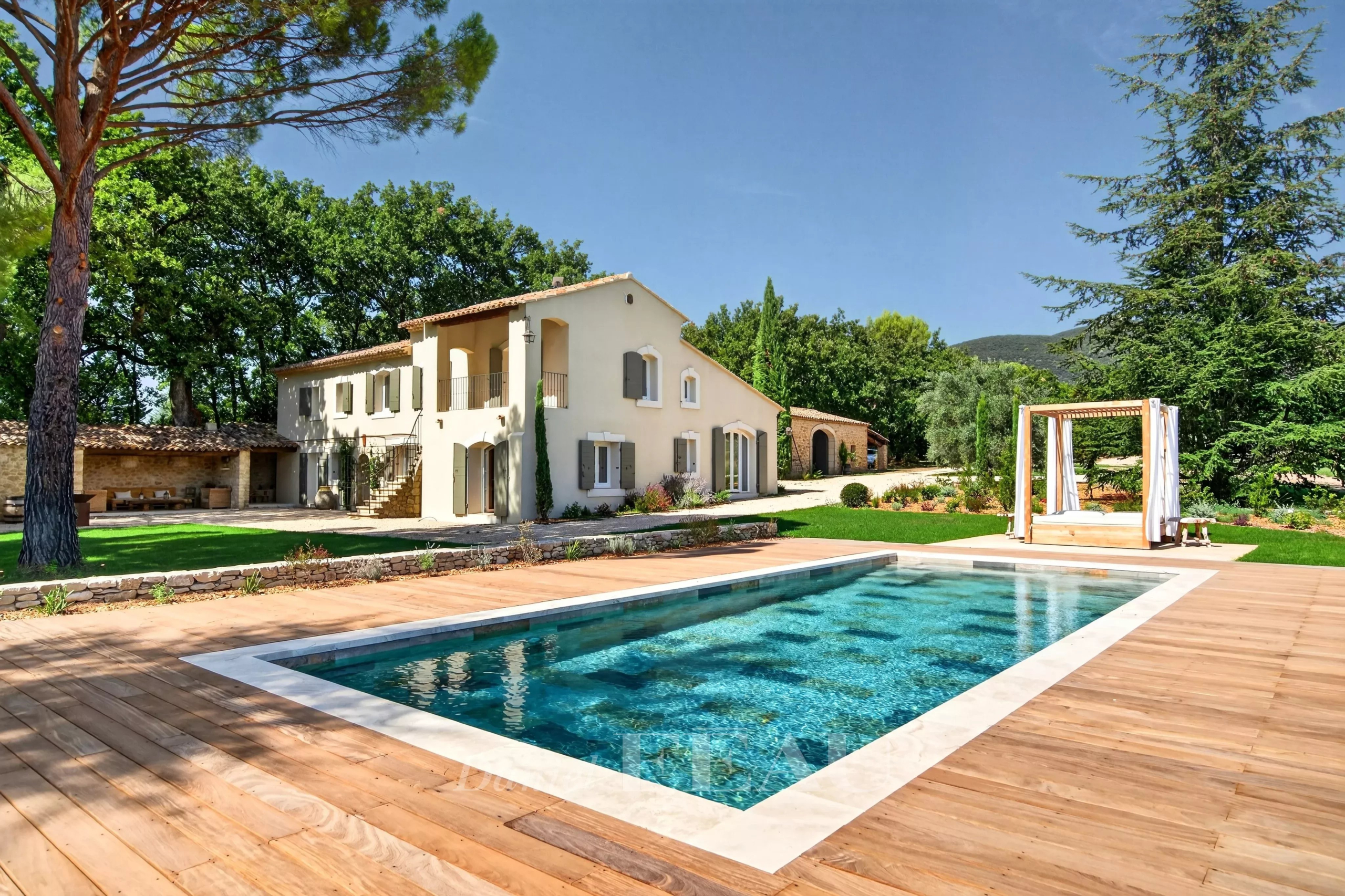 Propriété rénovée à Lourmarin Propriété rénovée avec piscine sur 6 hectares à Lourmarin, entourée de verdure.