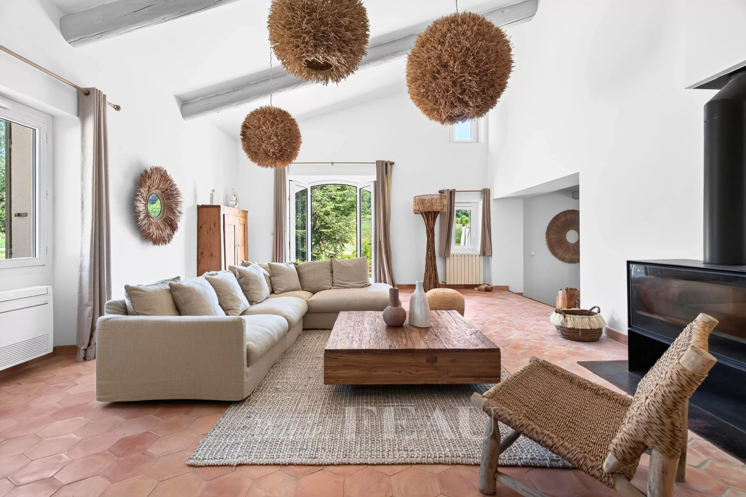 Salon d’une propriété rénovée à Lourmarin Intérieur d'une maison rénovée avec un salon spacieux, des meubles modernes et des éléments naturels.