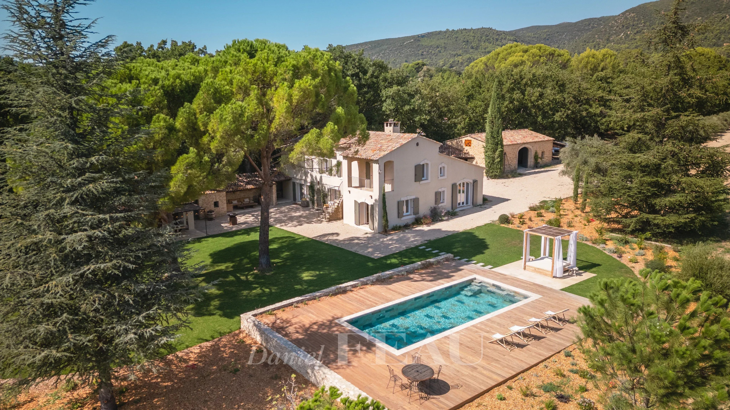 Propriété rénovée à Lourmarin Vue aérienne d'une propriété rénovée avec piscine et jardins à Lourmarin, entourée de collines.