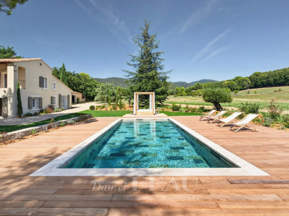 Propriété rénovée avec piscine sur 6 hectares à Lourmarin, vue sur les collines du Luberon.