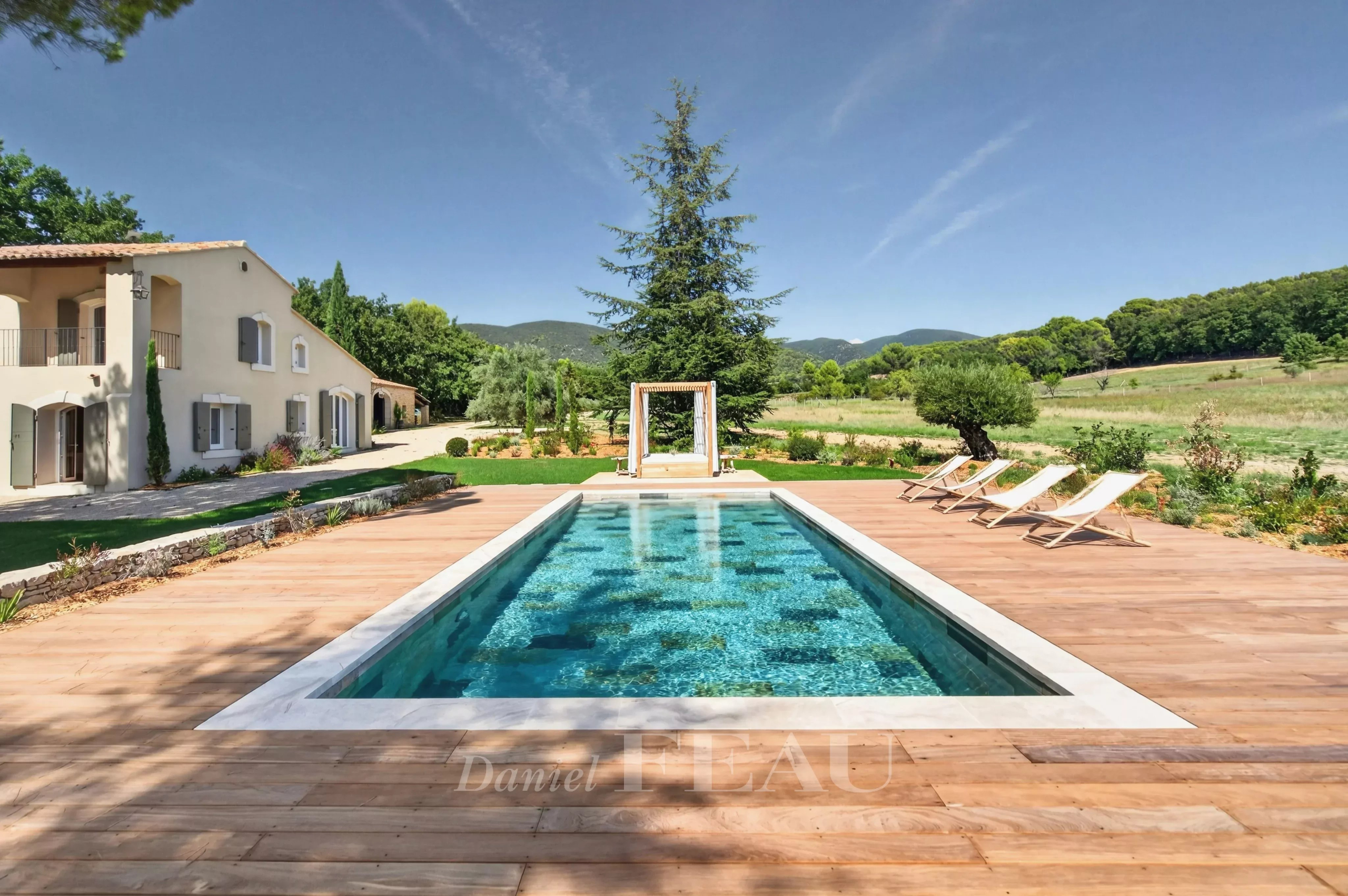 Propriété rénovée à Lourmarin Propriété rénovée avec piscine sur 6 hectares à Lourmarin, vue sur les collines du Luberon.