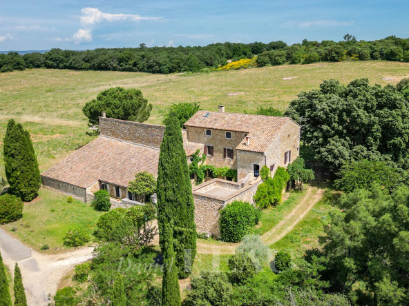 Drôme provençale – Farmhouse with vines