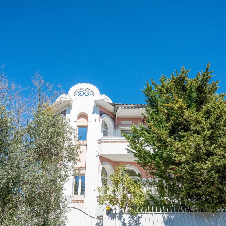 Provençal villa with 6 bedrooms, swimming pool, garage and garden